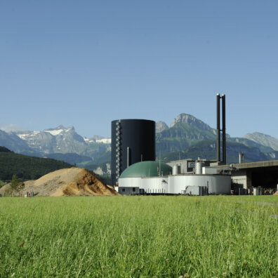 Aussenansicht der Agro Energie Schwyz. Berglandschaft im Hintergrund.