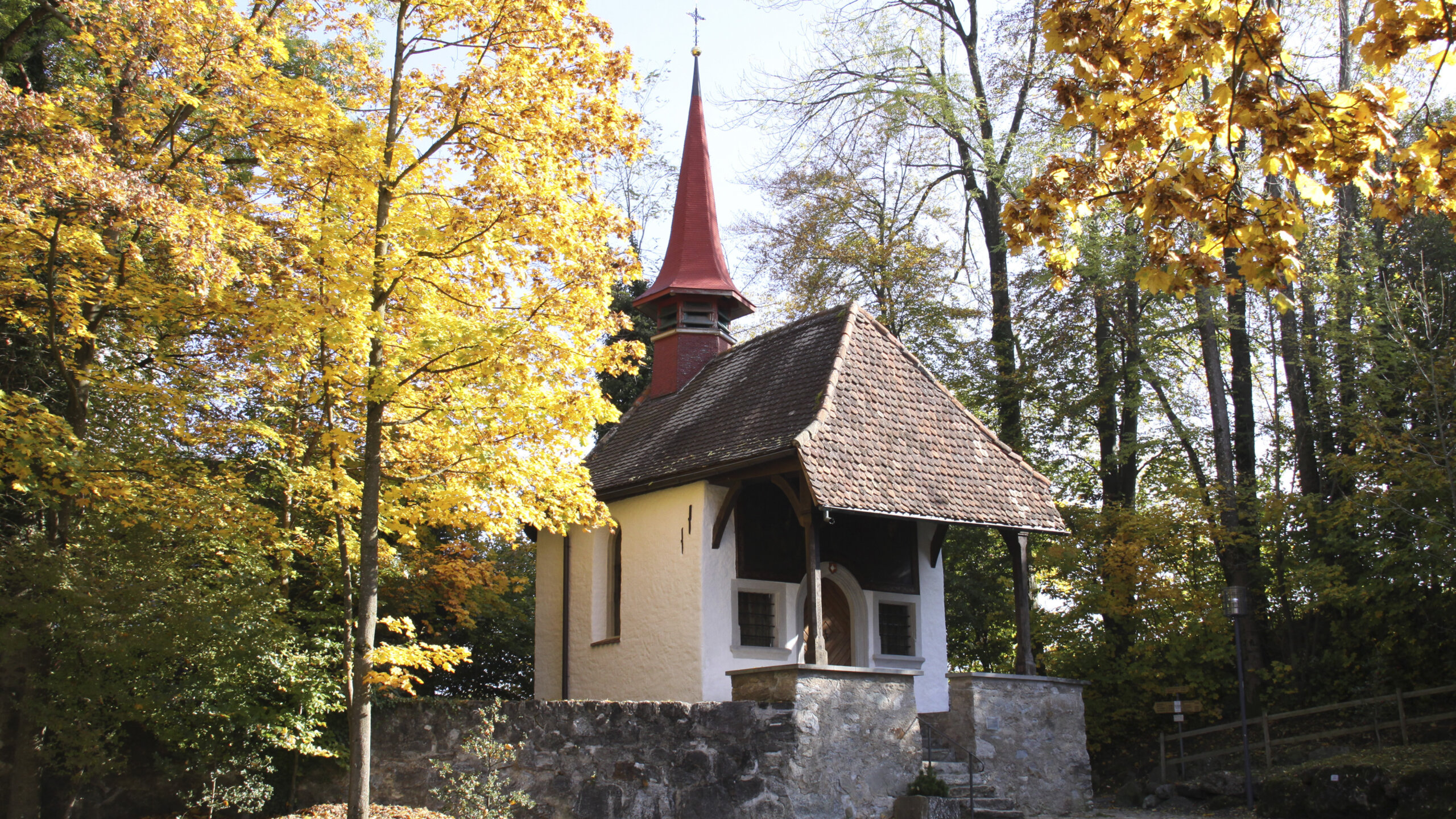 Die kleine Kapelle am Ende der Hohlen Gasse. Die sie umgebenden Bäume tragen Herbstlaub.