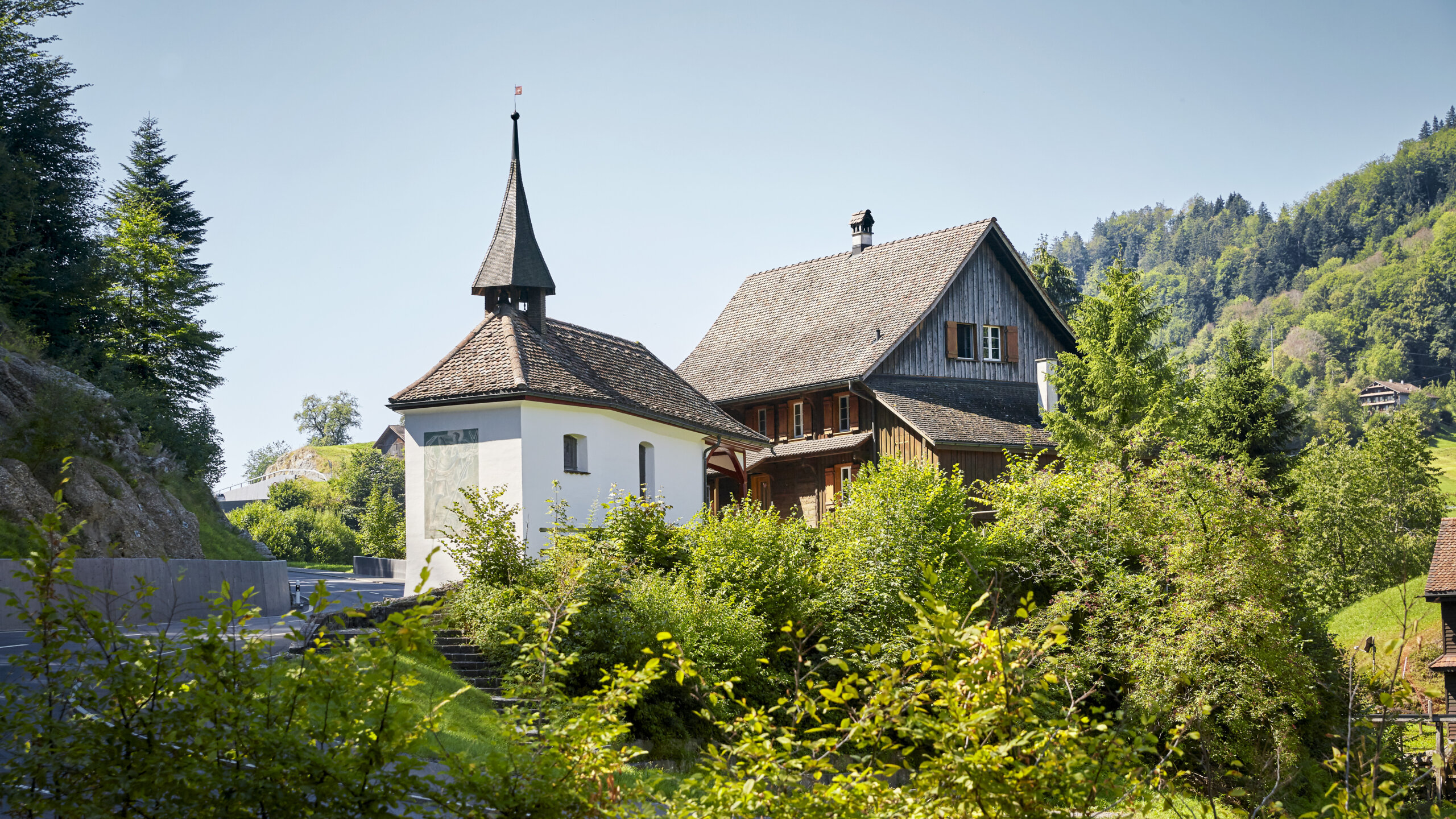 Die Kapelle und das Morgartenhaus in der Nähe des Informationszentrums Morgarten.
