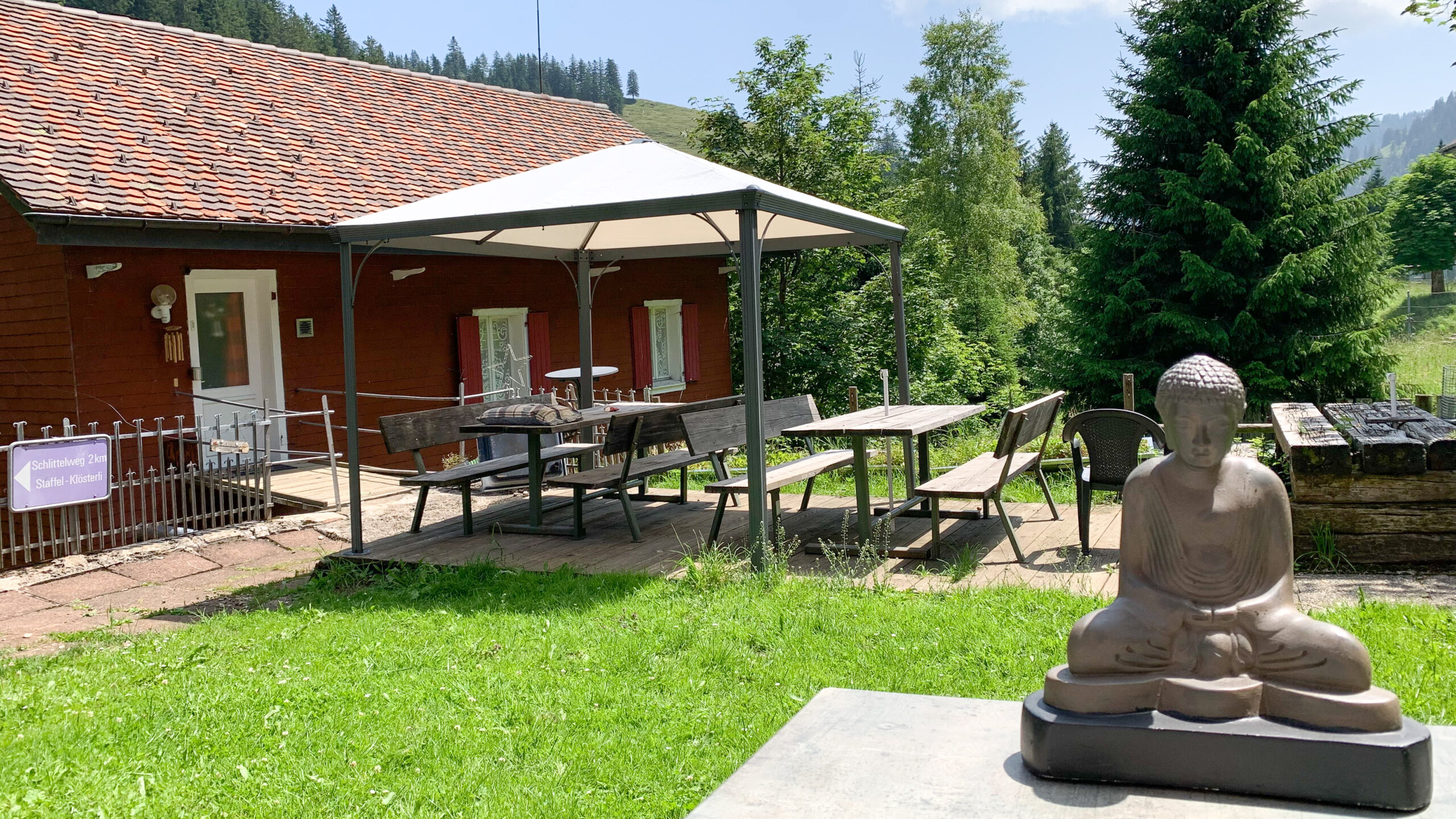 Aussenansicht mit Sitzplatz, Sommer.