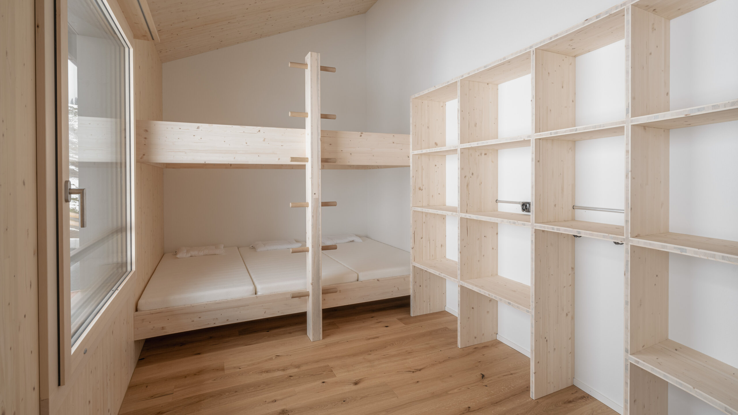 Ein helles Zimmer mit Hochbett.