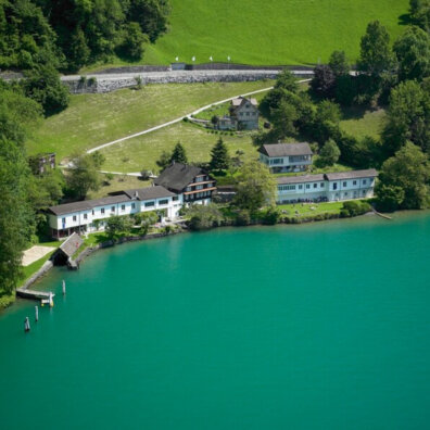 Luftaufnahme, die den Vierwaldstättersee und das Hostel zeigt.