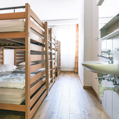 Blick ins Zimmer mit Etagenbett