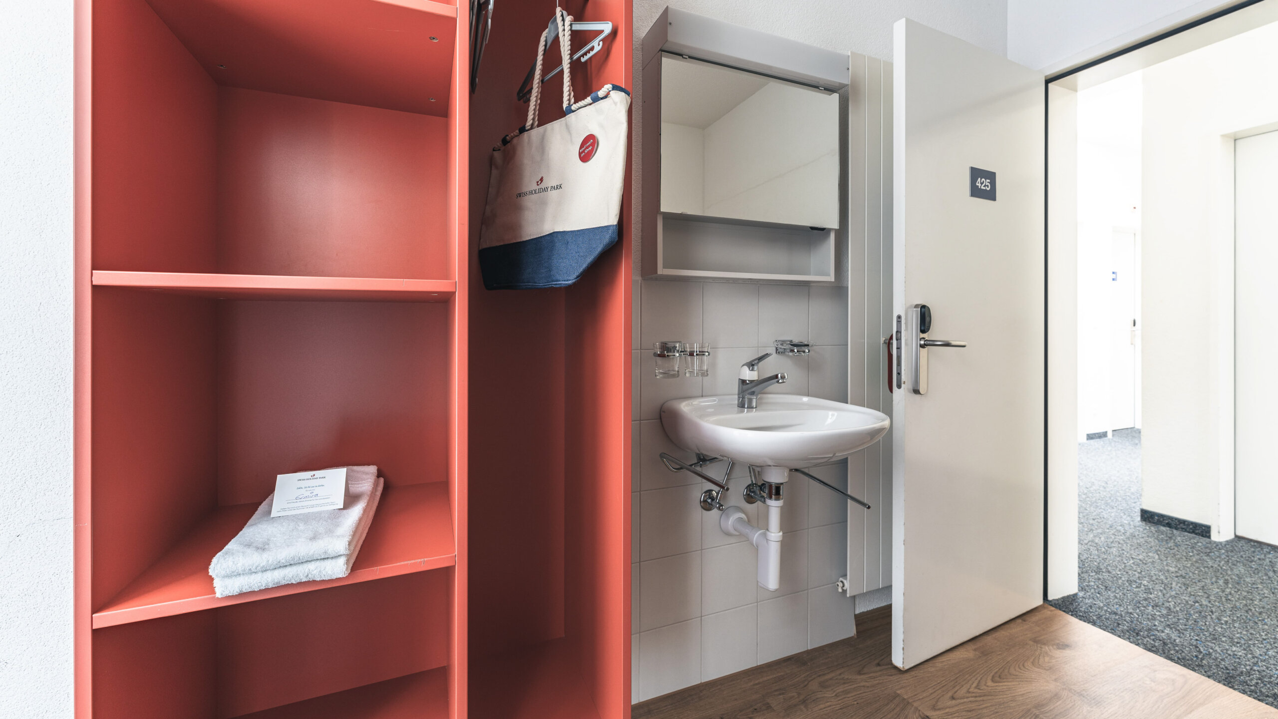 Wandregal und Lavabo