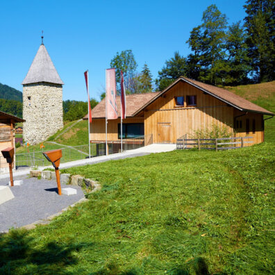 Aussenansicht des Ensembles Informationszentrum, Letziturm, Gruppenhaus. Sommer.