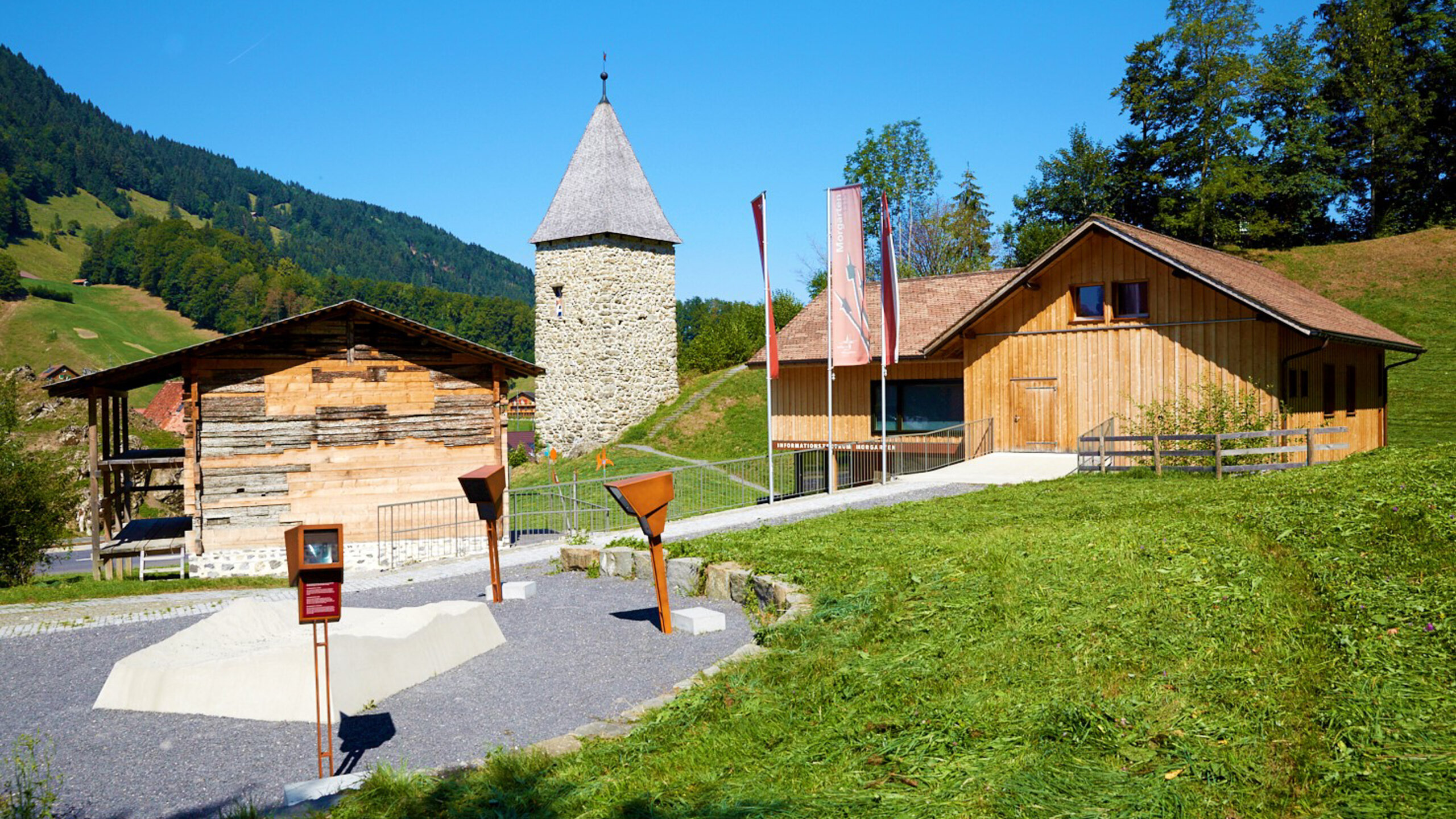 Aussenansicht des Ensembles Informationszentrum, Letziturm, Gruppenhaus. Sommer.