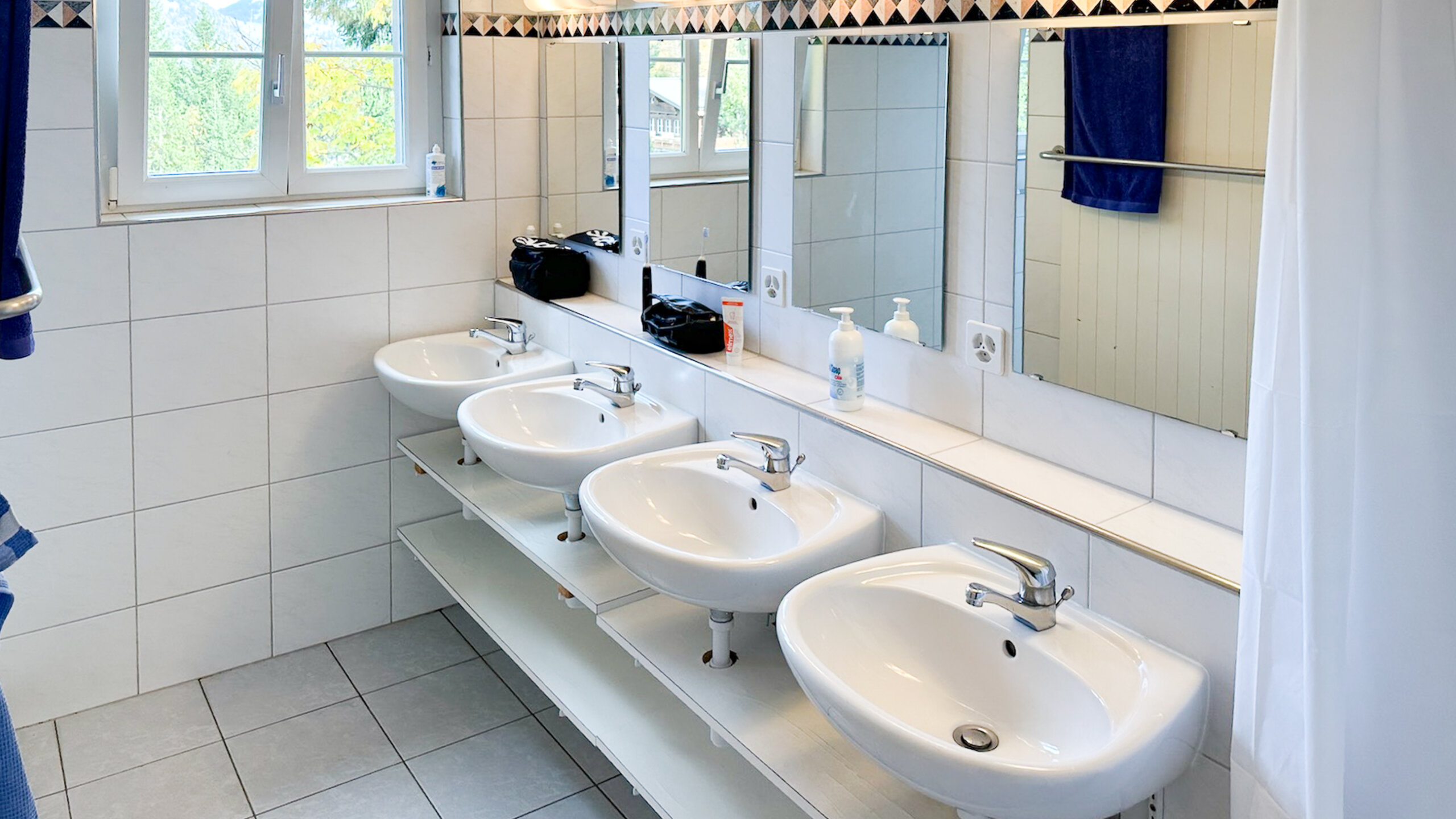 Blick ins Badezimmer.