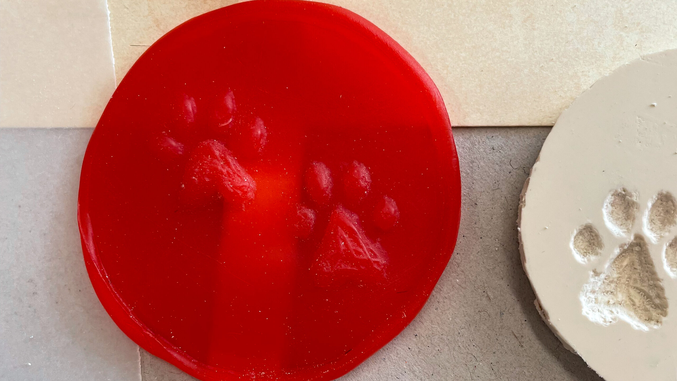 Ein rotes selbst gemachtes Siegel.