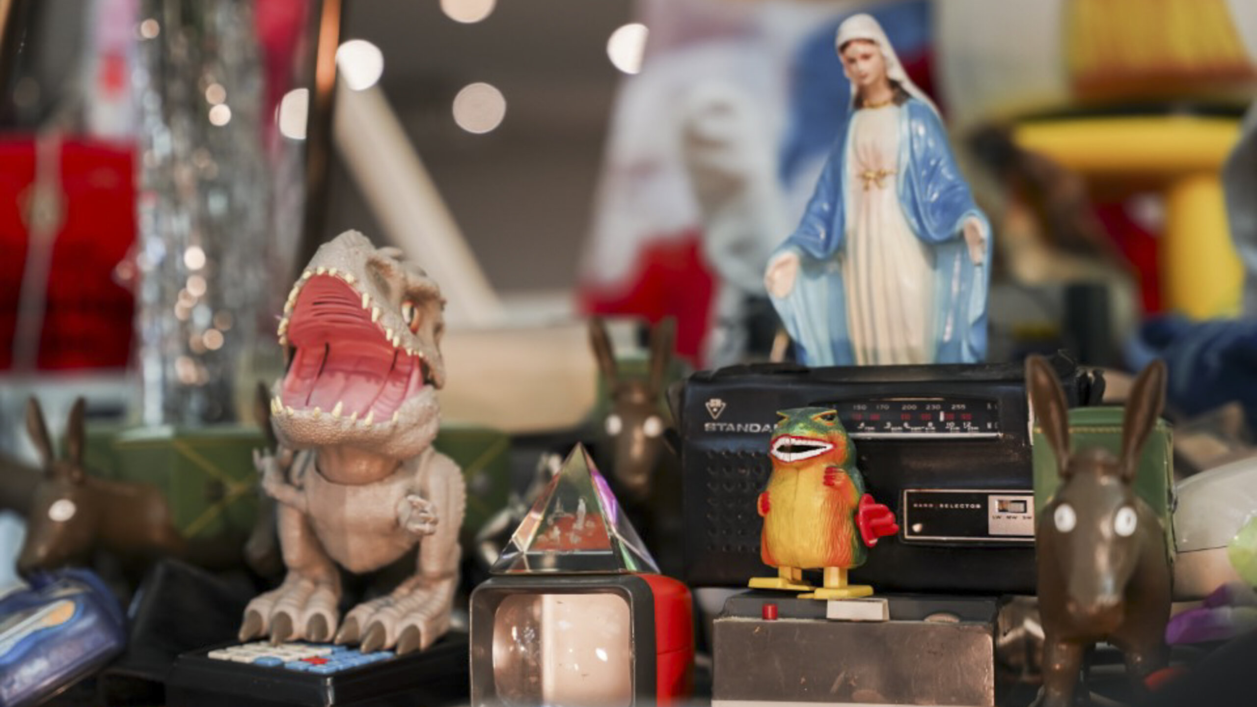 Ausstellungsgegenstände im Vögele Kultur Zentrum Pfäffikon. Es sind Alltagsgegenstände wie ein Dinosaurier oder eine Madonna.